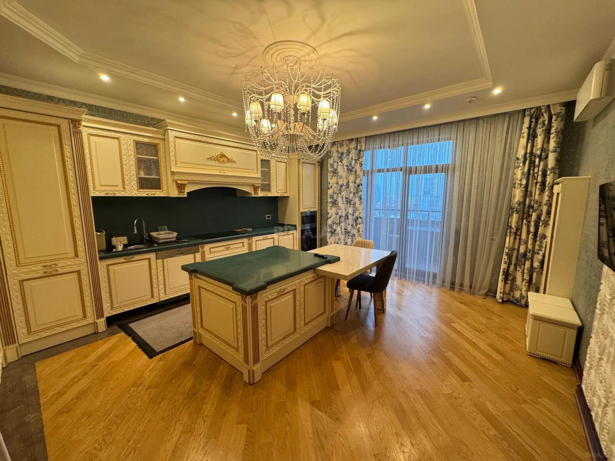 Kirayə verilir 3 otaqlı mənzil 220 m²