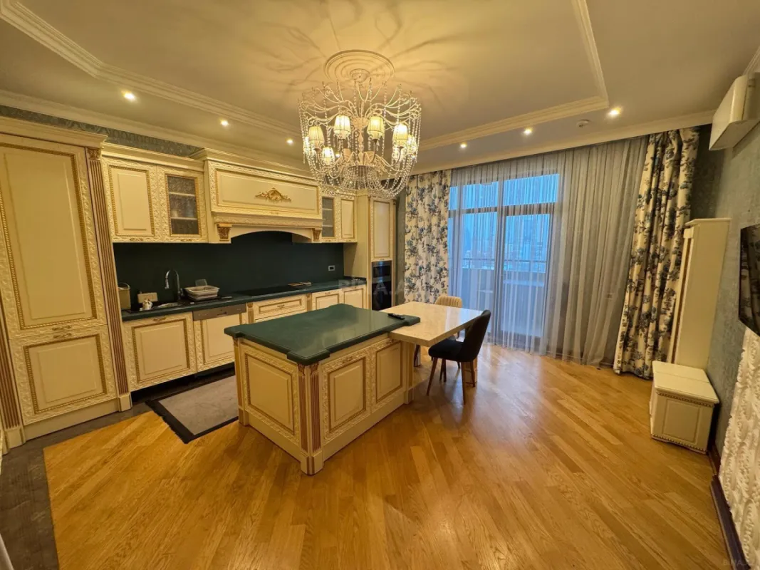 Kirayə verilir 3 otaqlı mənzil 220 m²