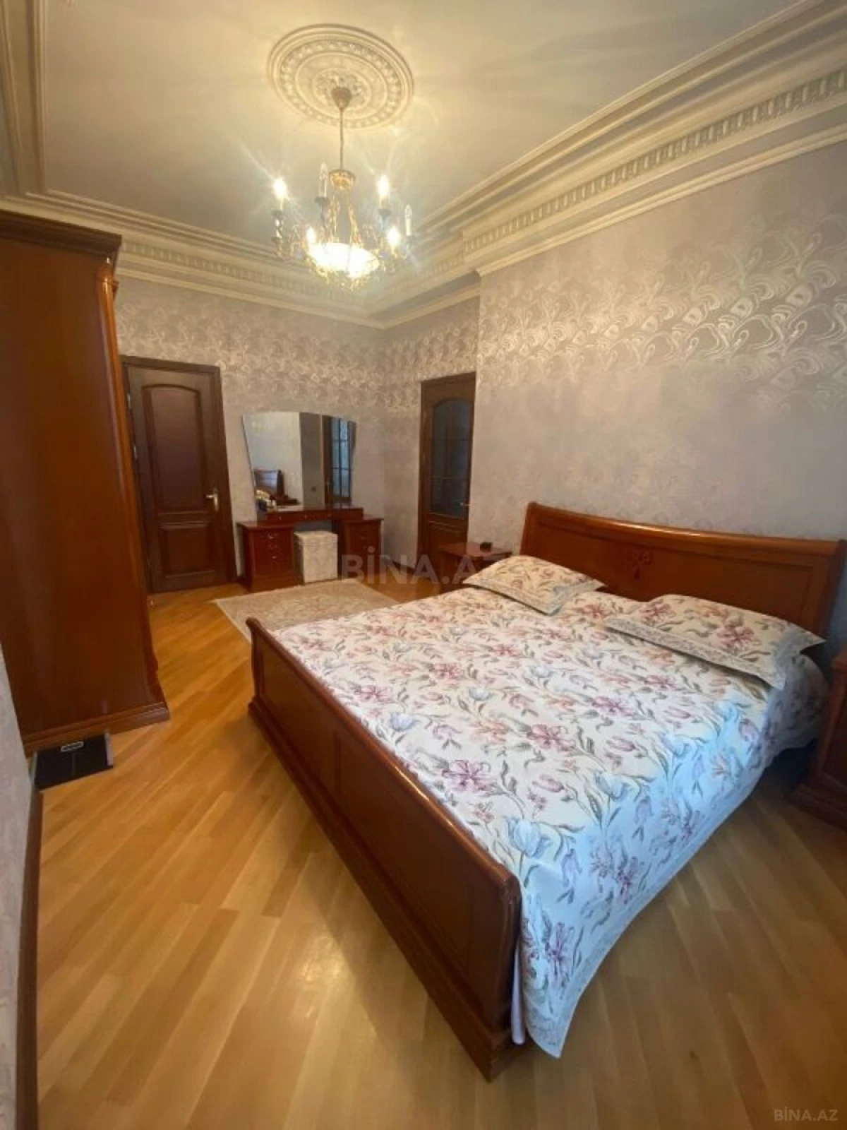 Satılır 4 otaqlı mənzil 170 m²
