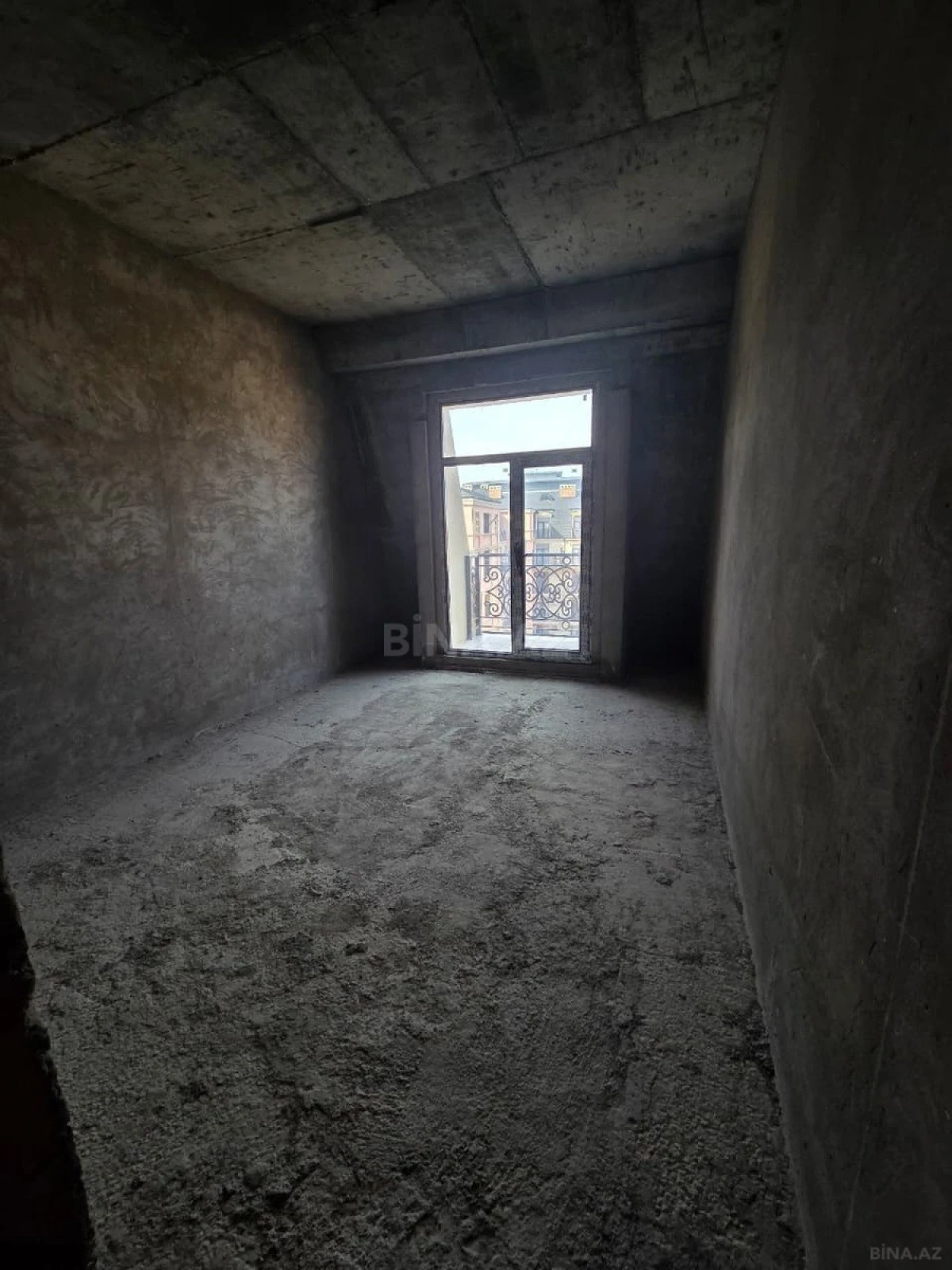 Satılır 5 otaqlı mənzil 178 m²