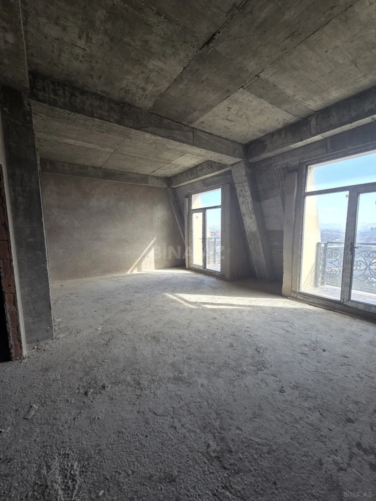 Satılır 5 otaqlı mənzil 178 m²