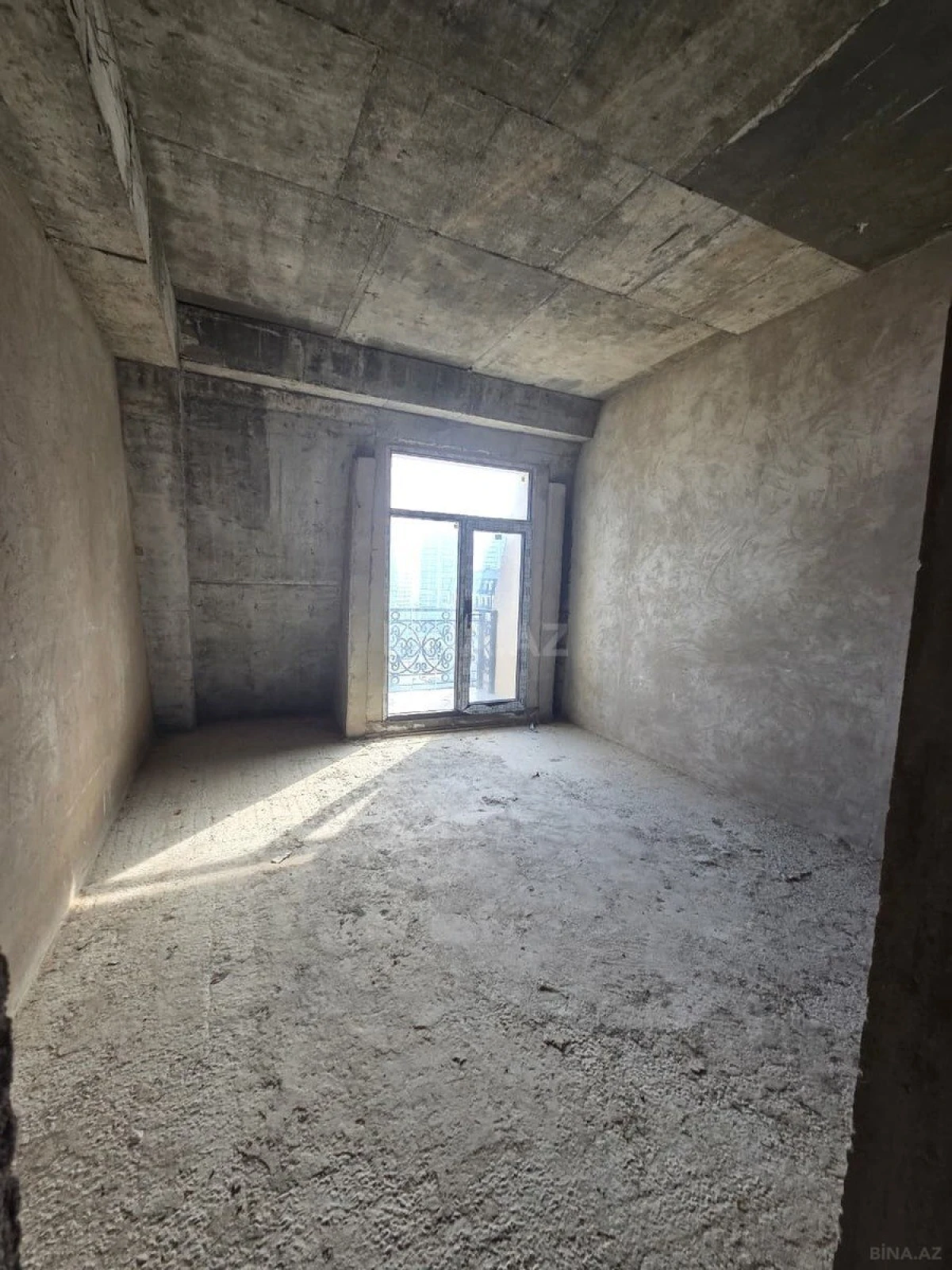 Satılır 5 otaqlı mənzil 178 m²