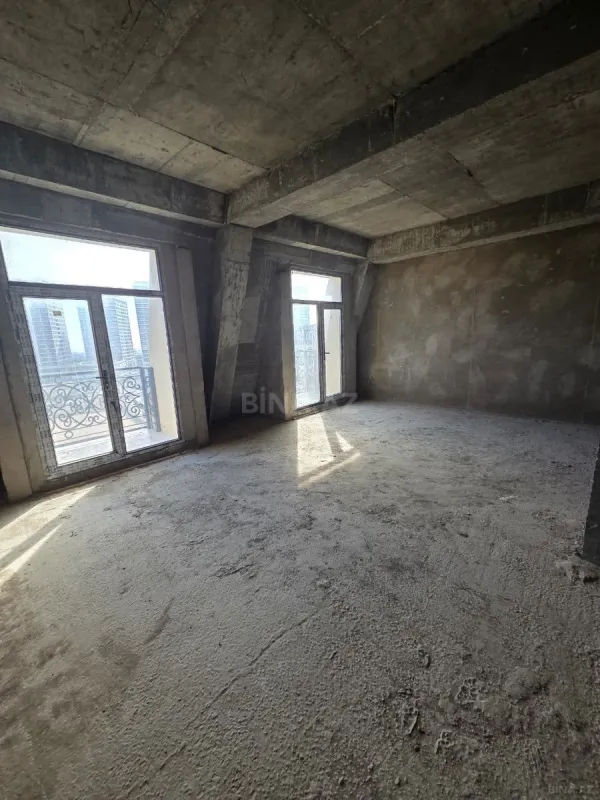 Satılır 5 otaqlı mənzil 178 m²