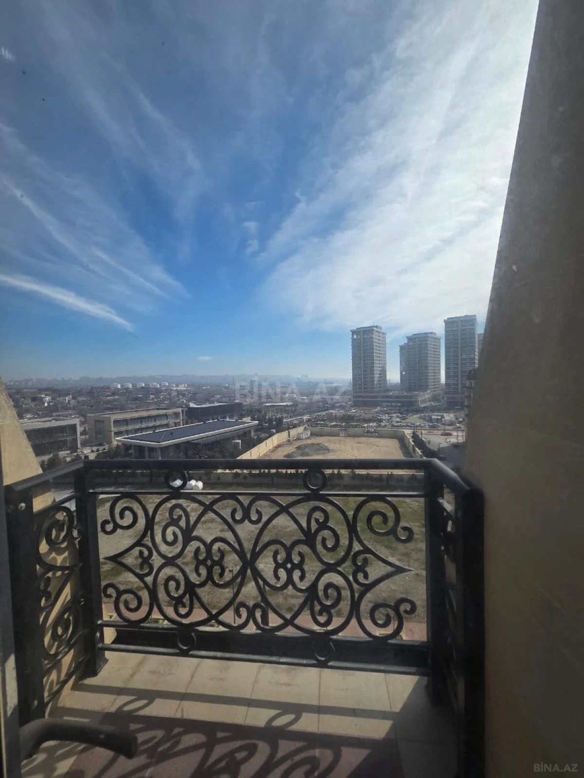 Satılır 5 otaqlı mənzil 178 m²