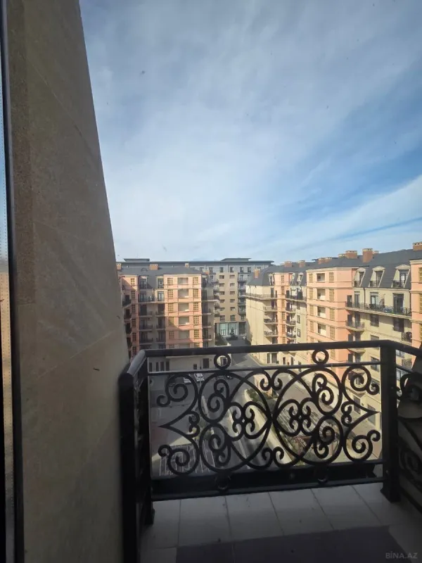 Satılır 5 otaqlı mənzil 178 m²