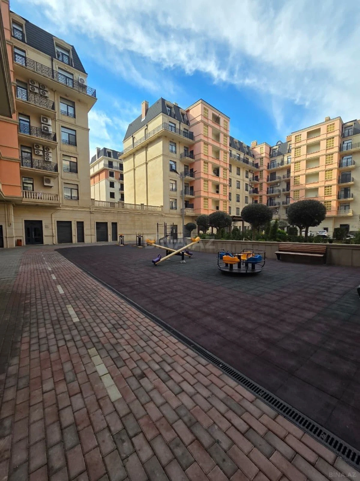 Satılır 5 otaqlı mənzil 178 m²