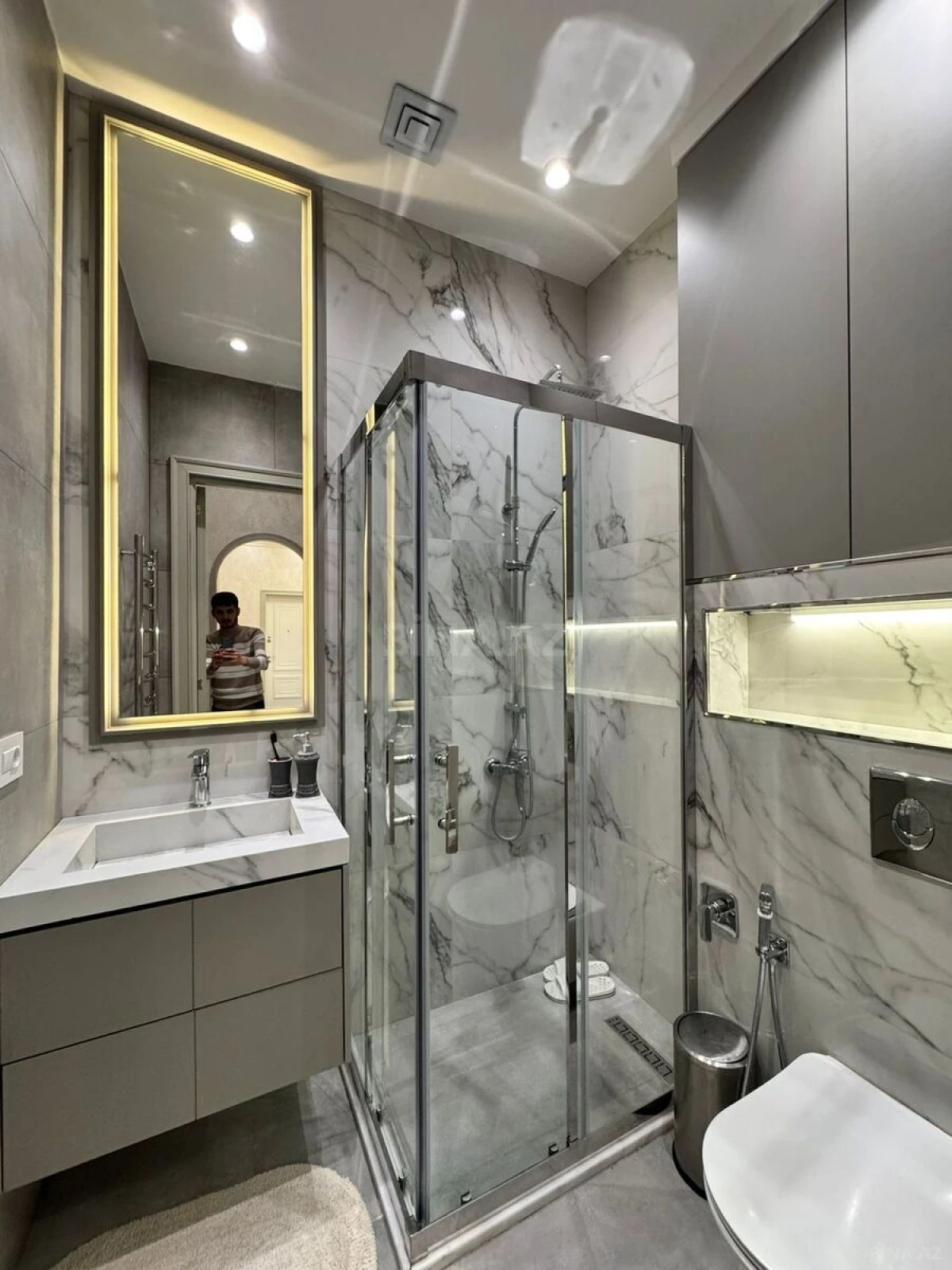 Satılır 4 otaqlı mənzil 180 m²