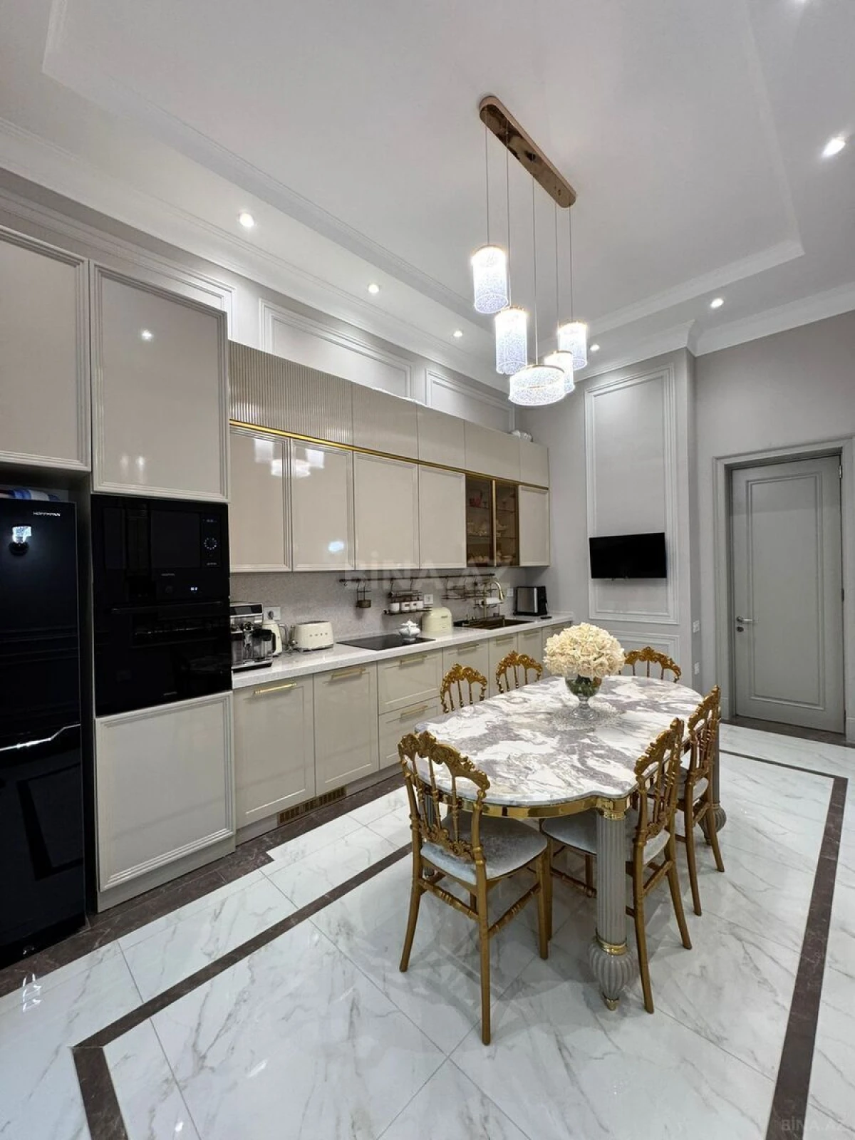 Satılır 4 otaqlı mənzil 180 m²