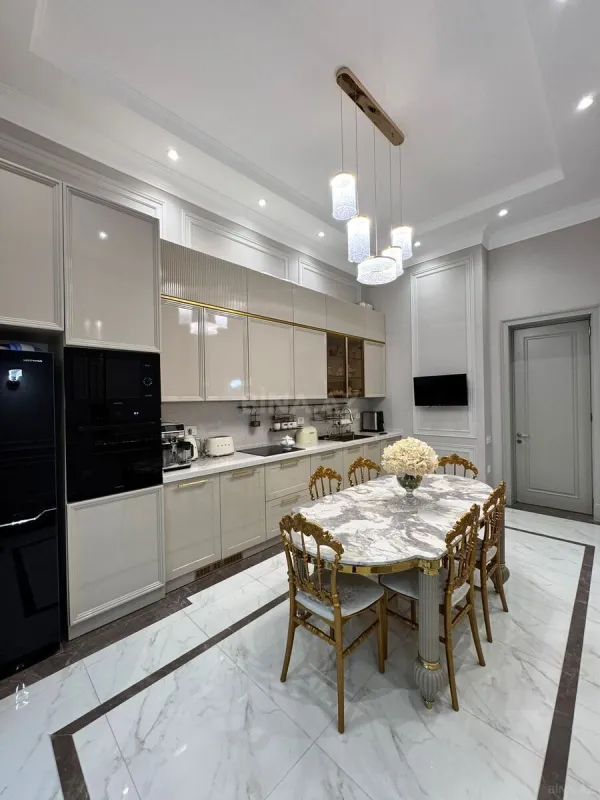 Satılır 4 otaqlı mənzil 180 m²