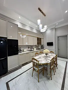 Satılır 4 otaqlı mənzil 180 m²