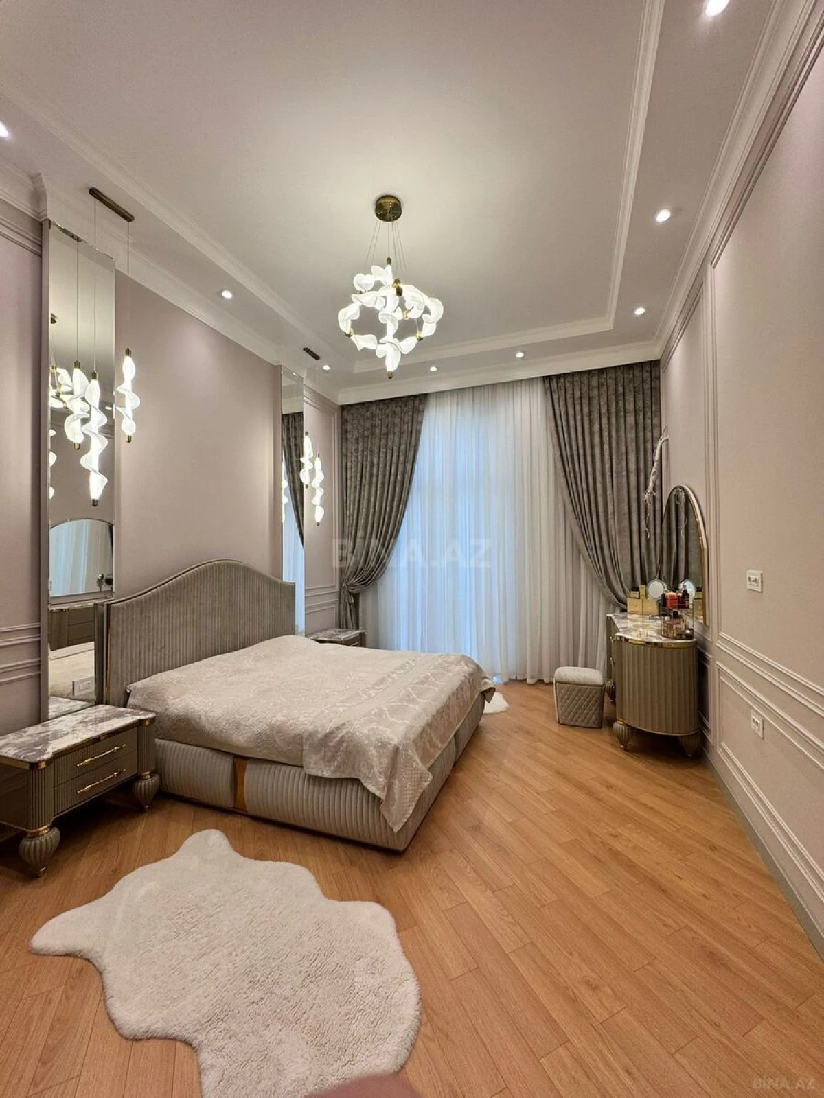 Satılır 4 otaqlı mənzil 180 m²