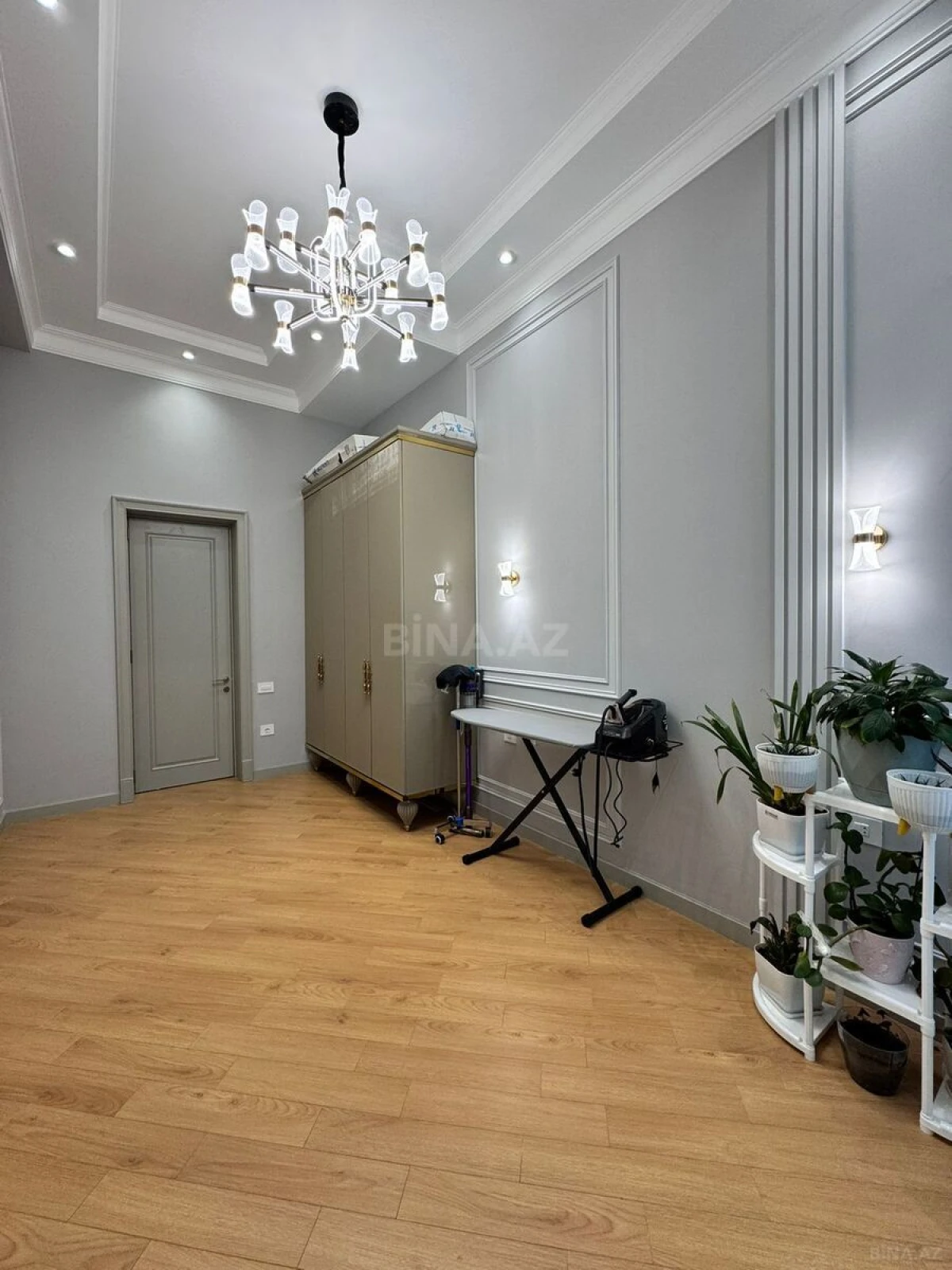 Satılır 4 otaqlı mənzil 180 m²