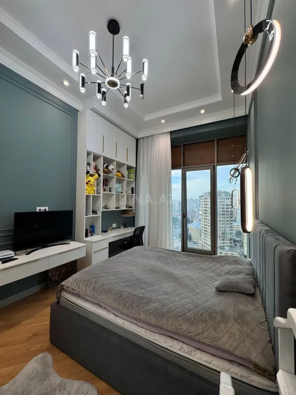 Satılır 4 otaqlı mənzil 180 m²