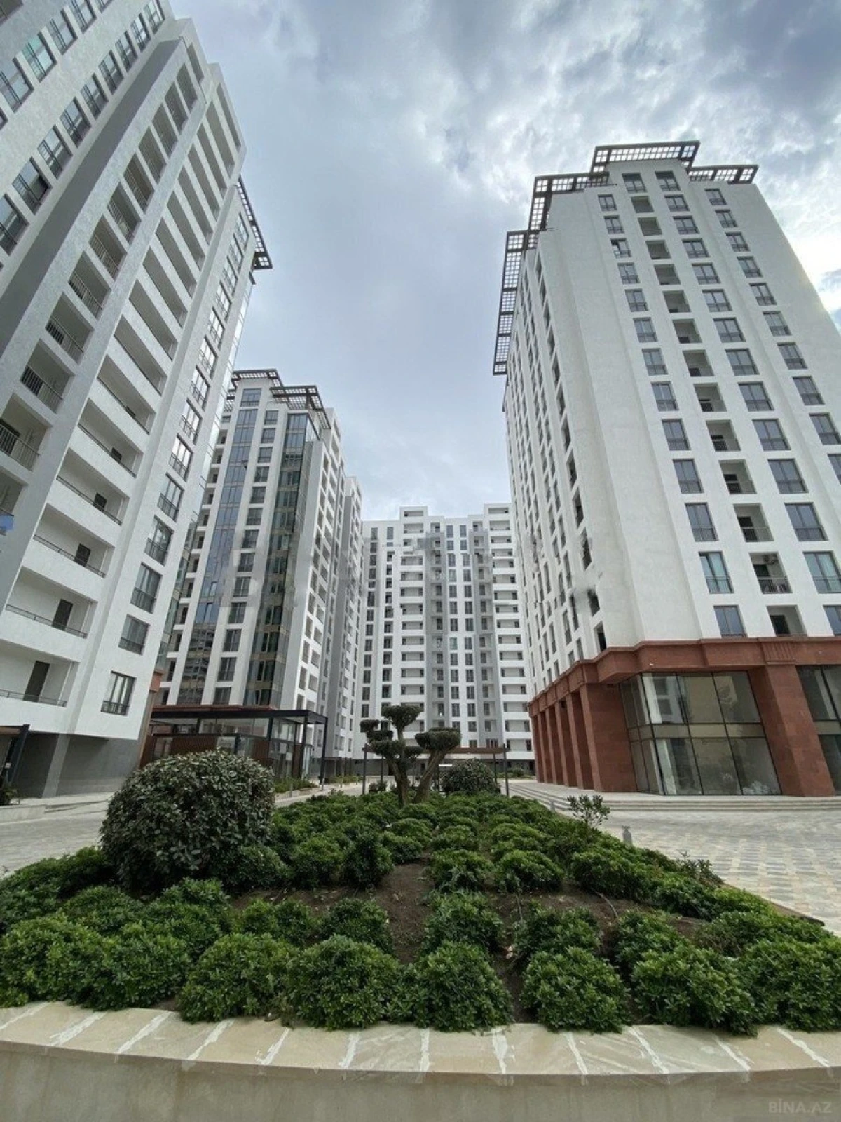Satılır 4 otaqlı mənzil 180 m²
