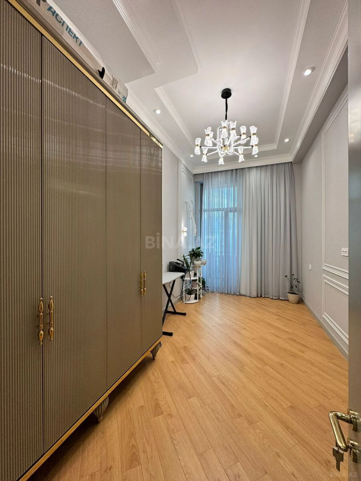 Satılır 4 otaqlı mənzil 180 m²