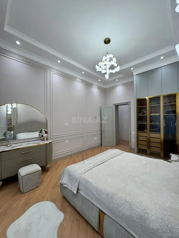 Satılır 4 otaqlı mənzil 180 m²