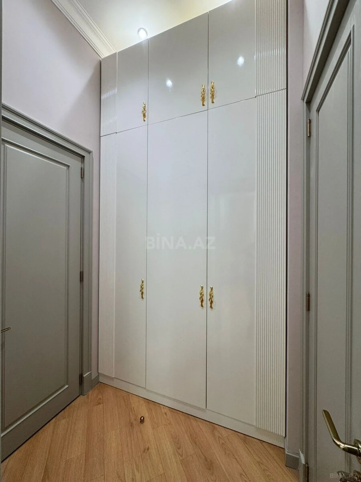 Satılır 4 otaqlı mənzil 180 m²