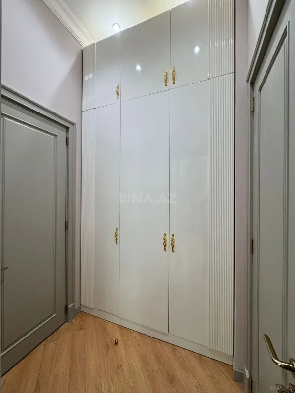 Satılır 4 otaqlı mənzil 180 m²