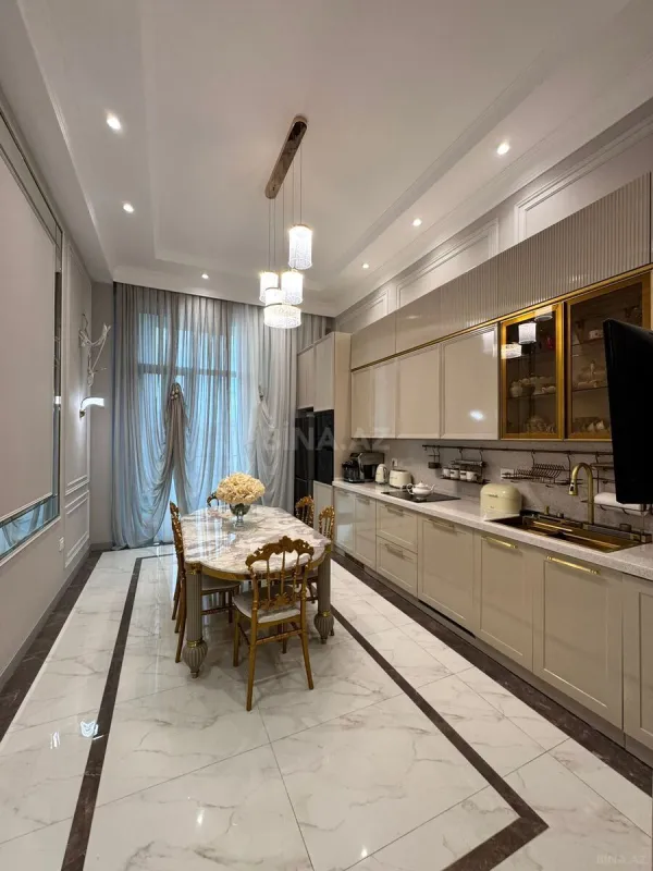 Satılır 4 otaqlı mənzil 180 m²