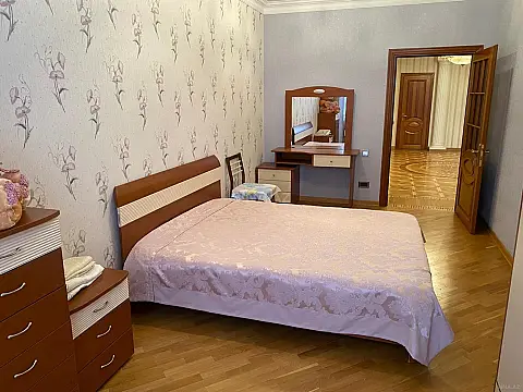 Kirayə verilir 4 otaqlı mənzil 220 m²