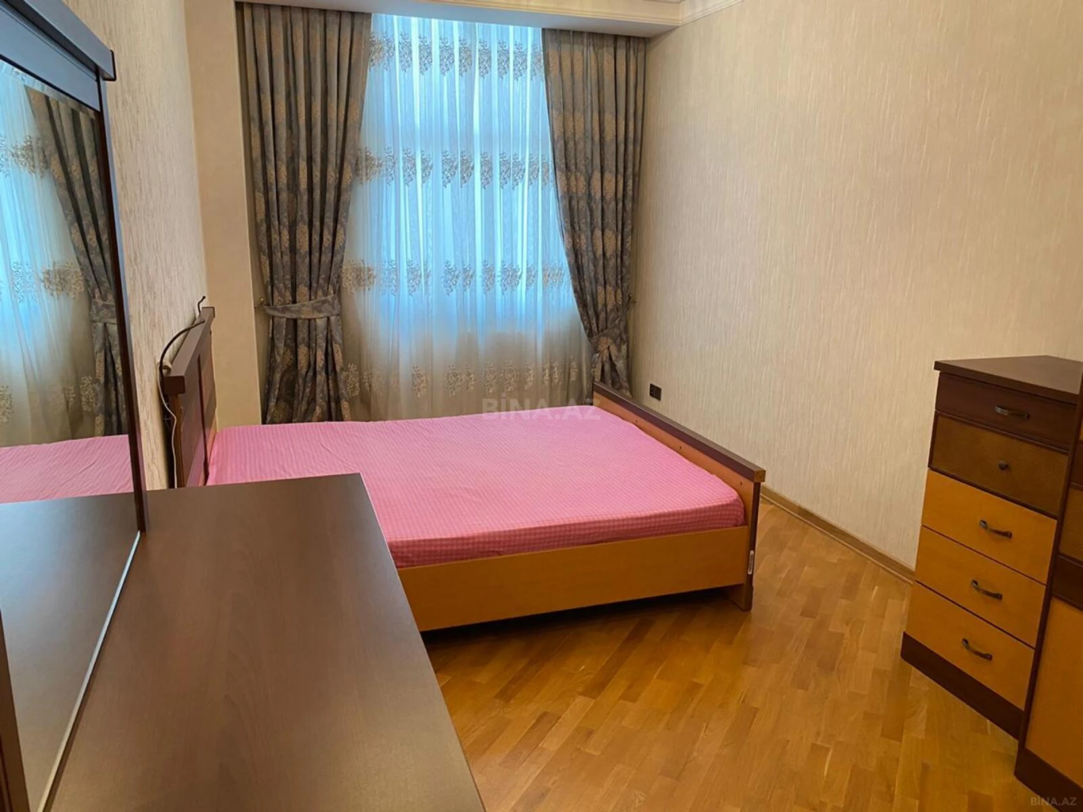 Kirayə verilir 4 otaqlı mənzil 220 m²