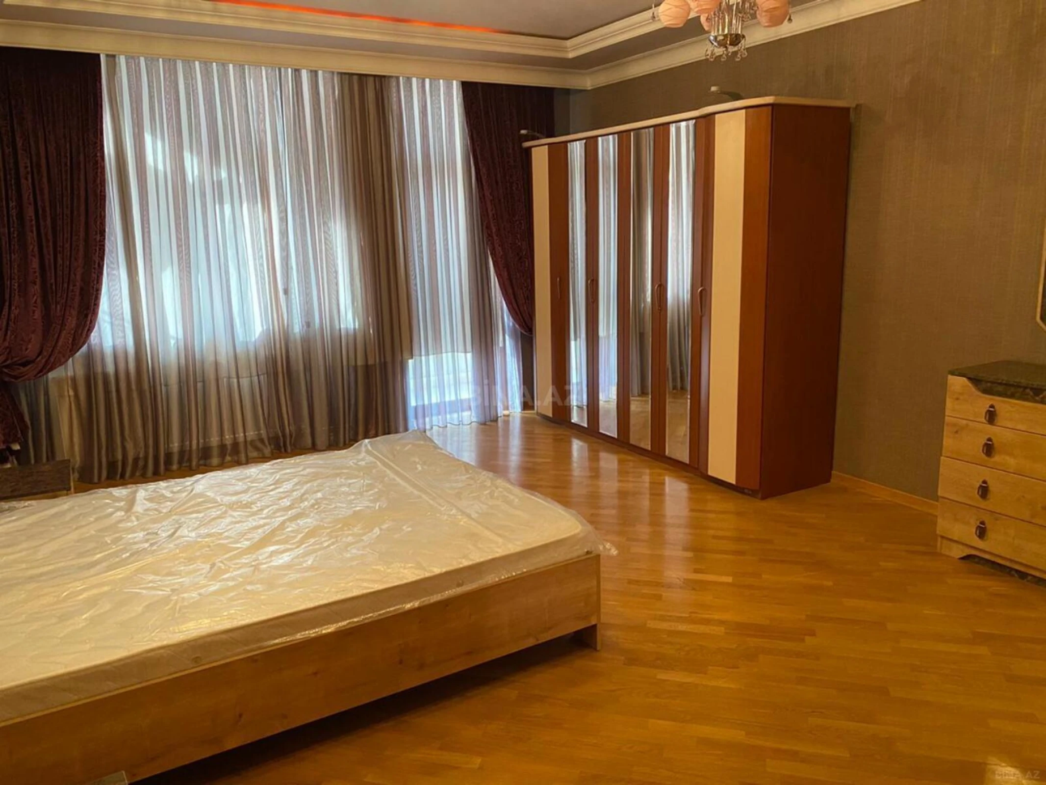 Kirayə verilir 4 otaqlı mənzil 220 m²