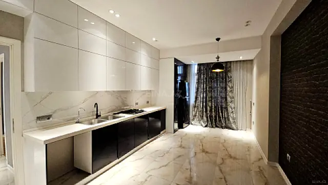 Satılır 3 otaqlı mənzil 180 m²