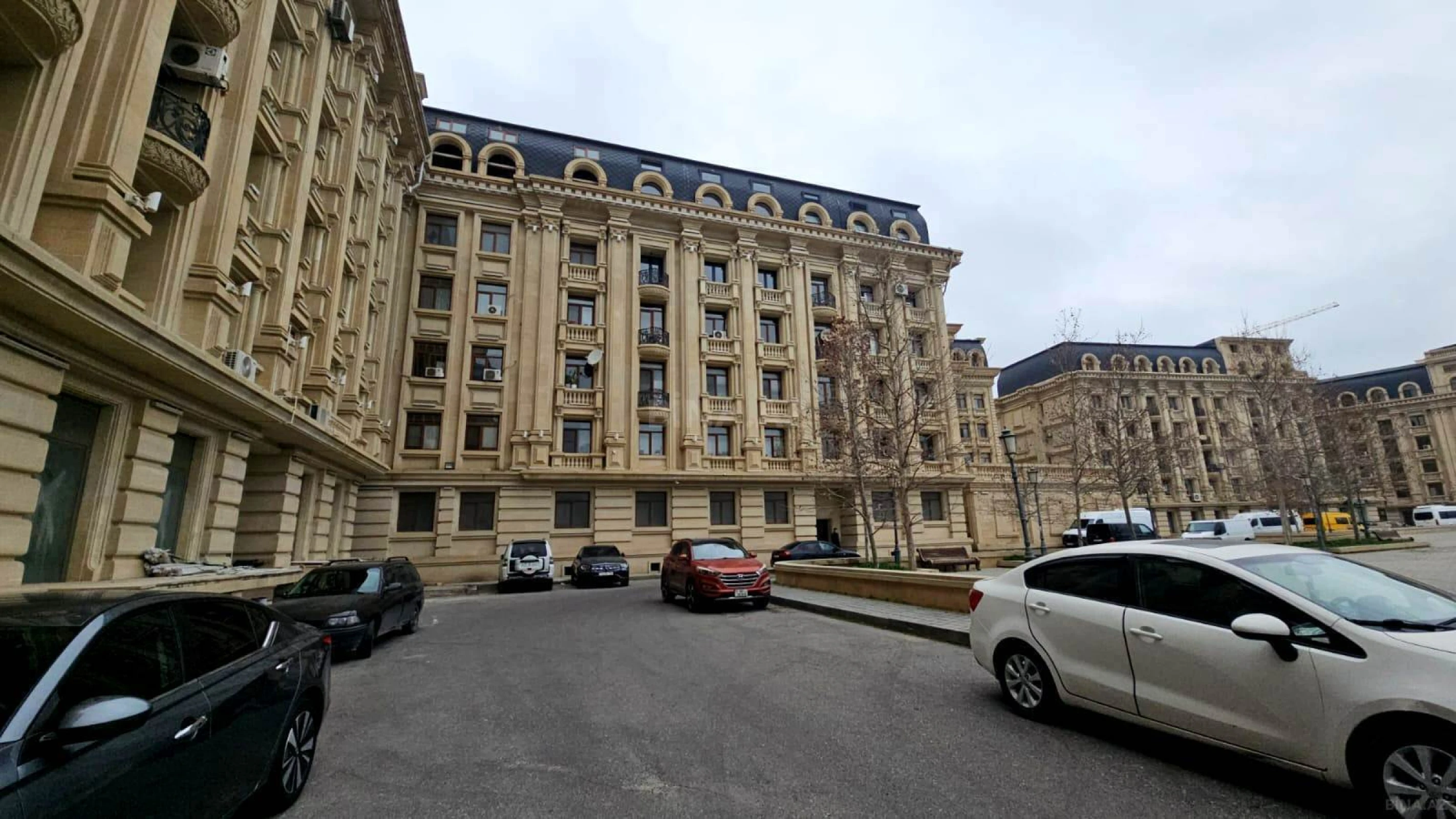 Satılır 3 otaqlı mənzil 180 m²