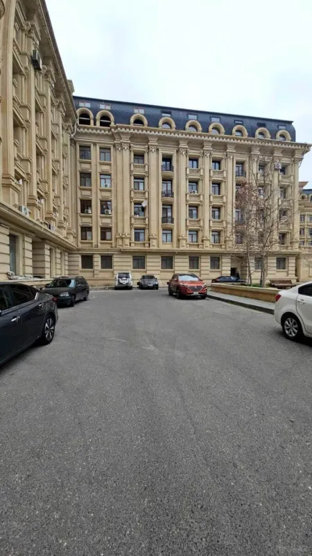 Satılır 3 otaqlı mənzil 180 m²