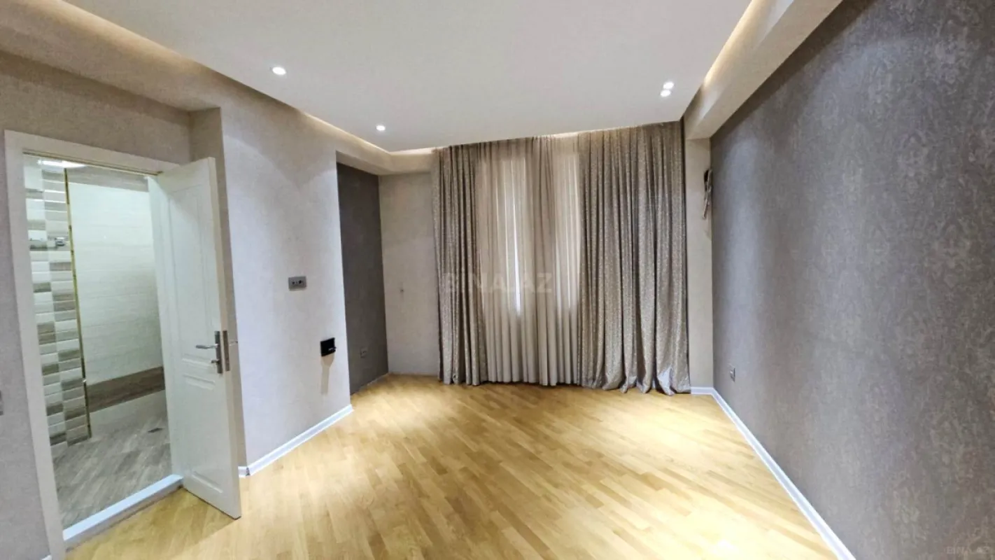 Satılır 3 otaqlı mənzil 180 m²