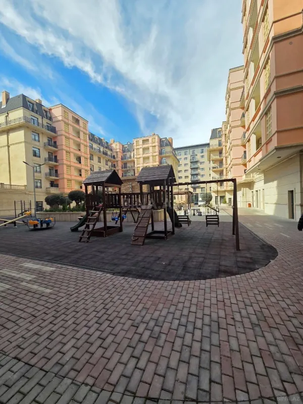 Satılır 5 otaqlı mənzil 193 m²