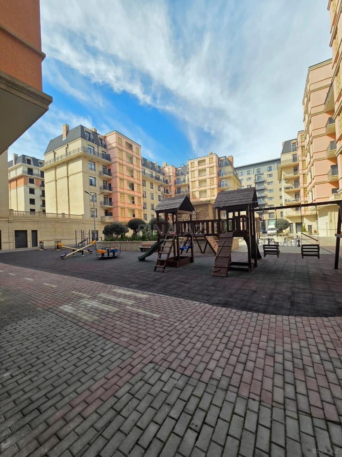Satılır 5 otaqlı mənzil 193 m²