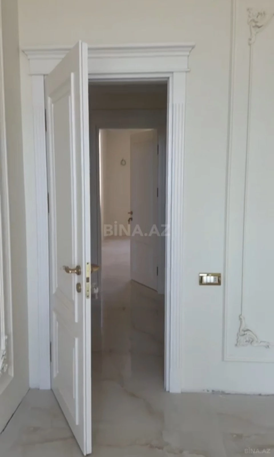 Satılır 5 otaqlı mənzil 193 m²