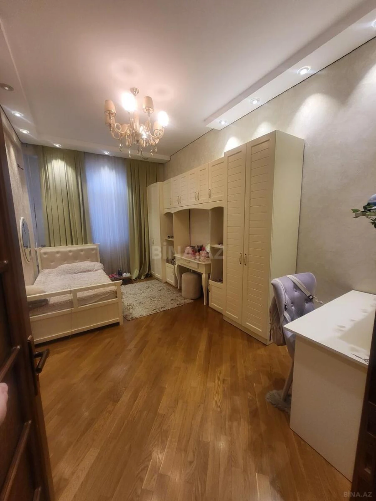Kirayə verilir 4 otaqlı mənzil 185 m²