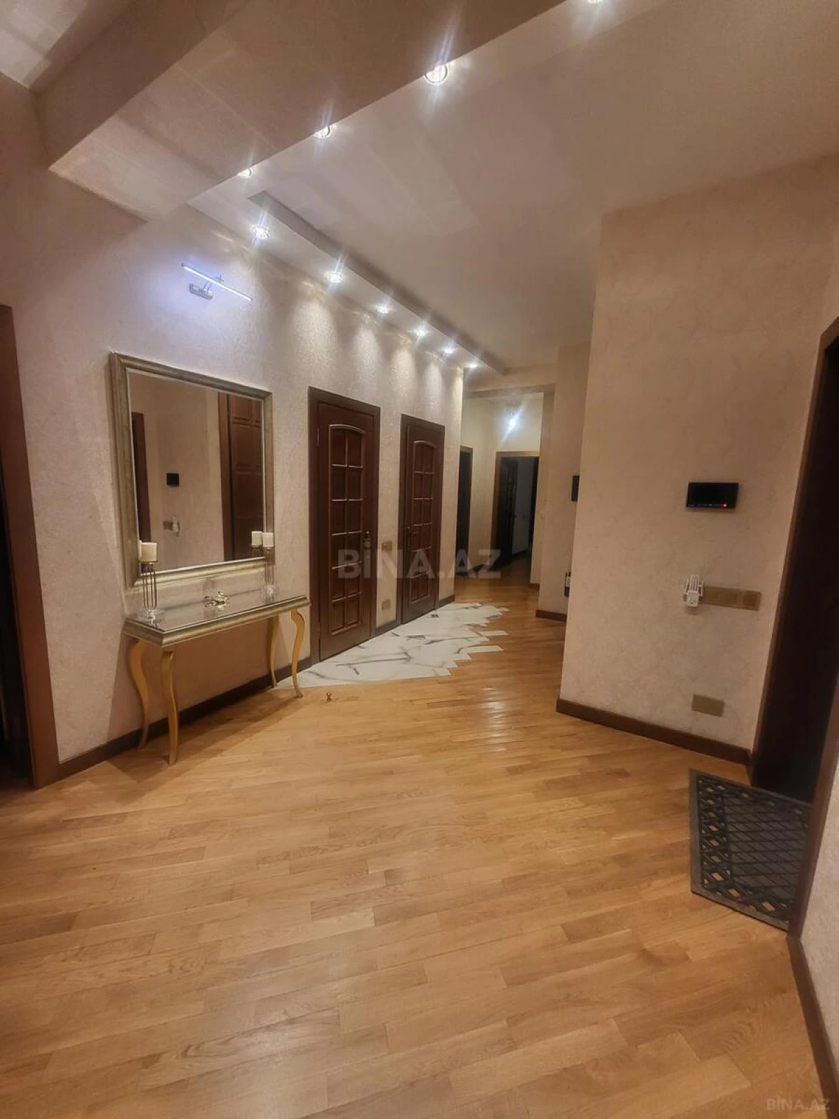 Kirayə verilir 4 otaqlı mənzil 185 m²