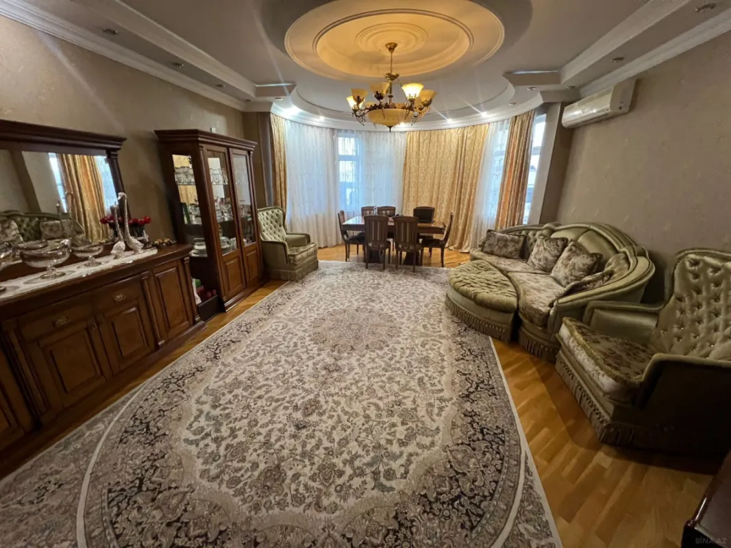 Satılır 4 otaqlı mənzil 180 m²