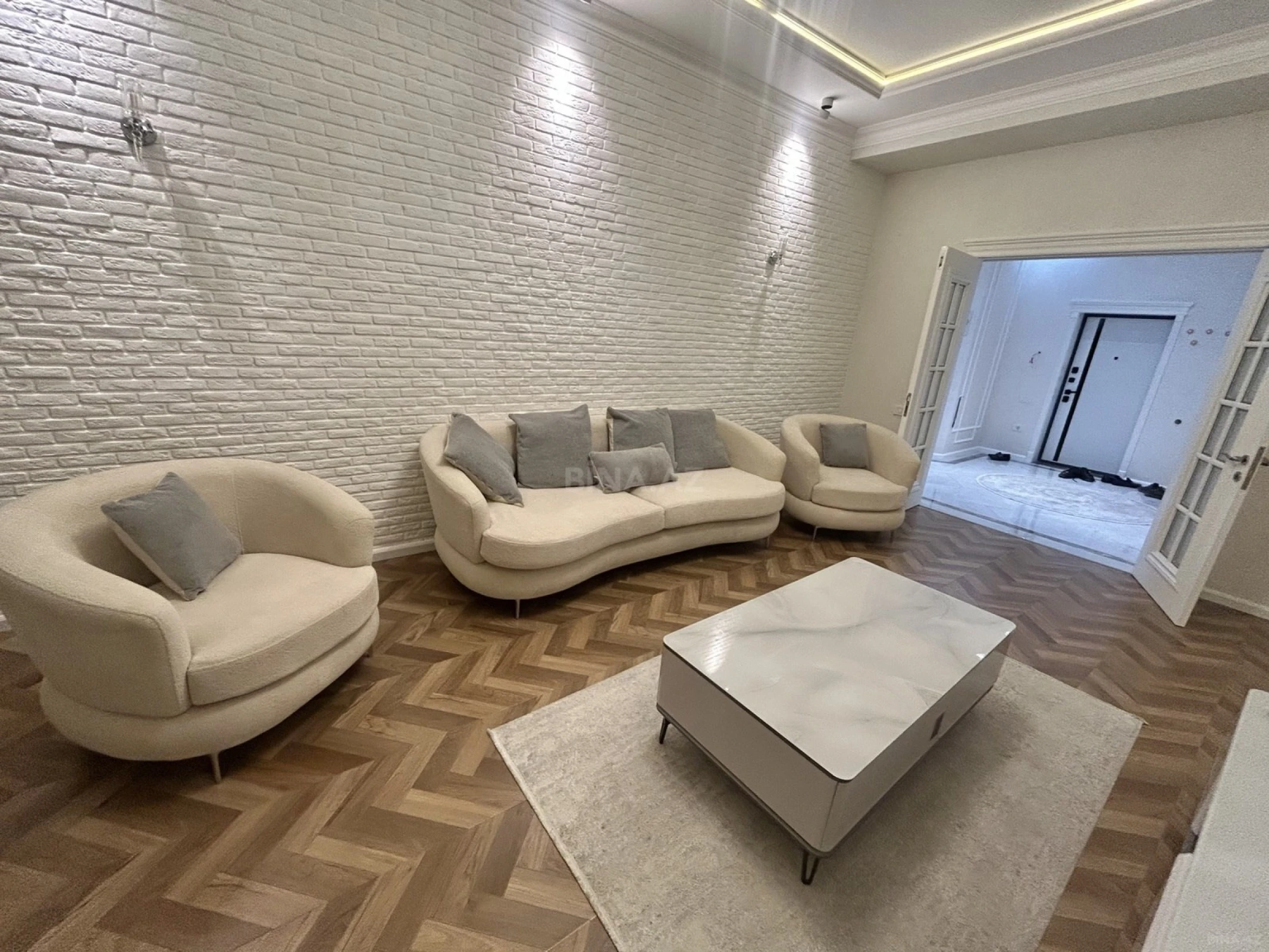 Kirayə verilir 2 otaqlı mənzil 76 m²