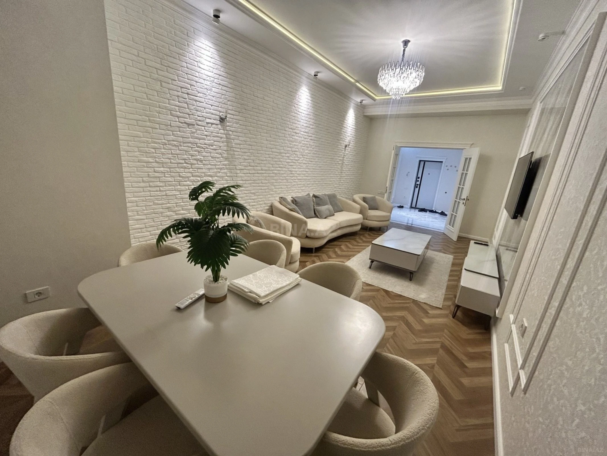 Kirayə verilir 2 otaqlı mənzil 76 m²