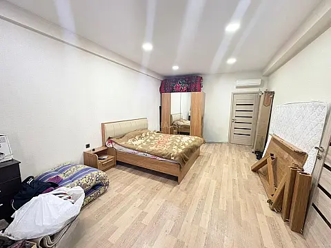Satılır 2 otaqlı mənzil 93 m²