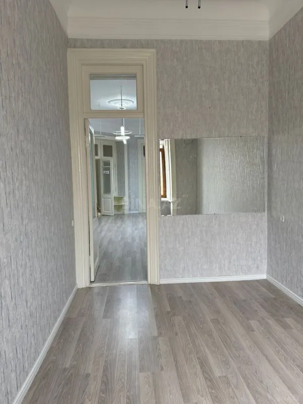 Kirayə verilir 5 otaqlı mənzil 150 m²