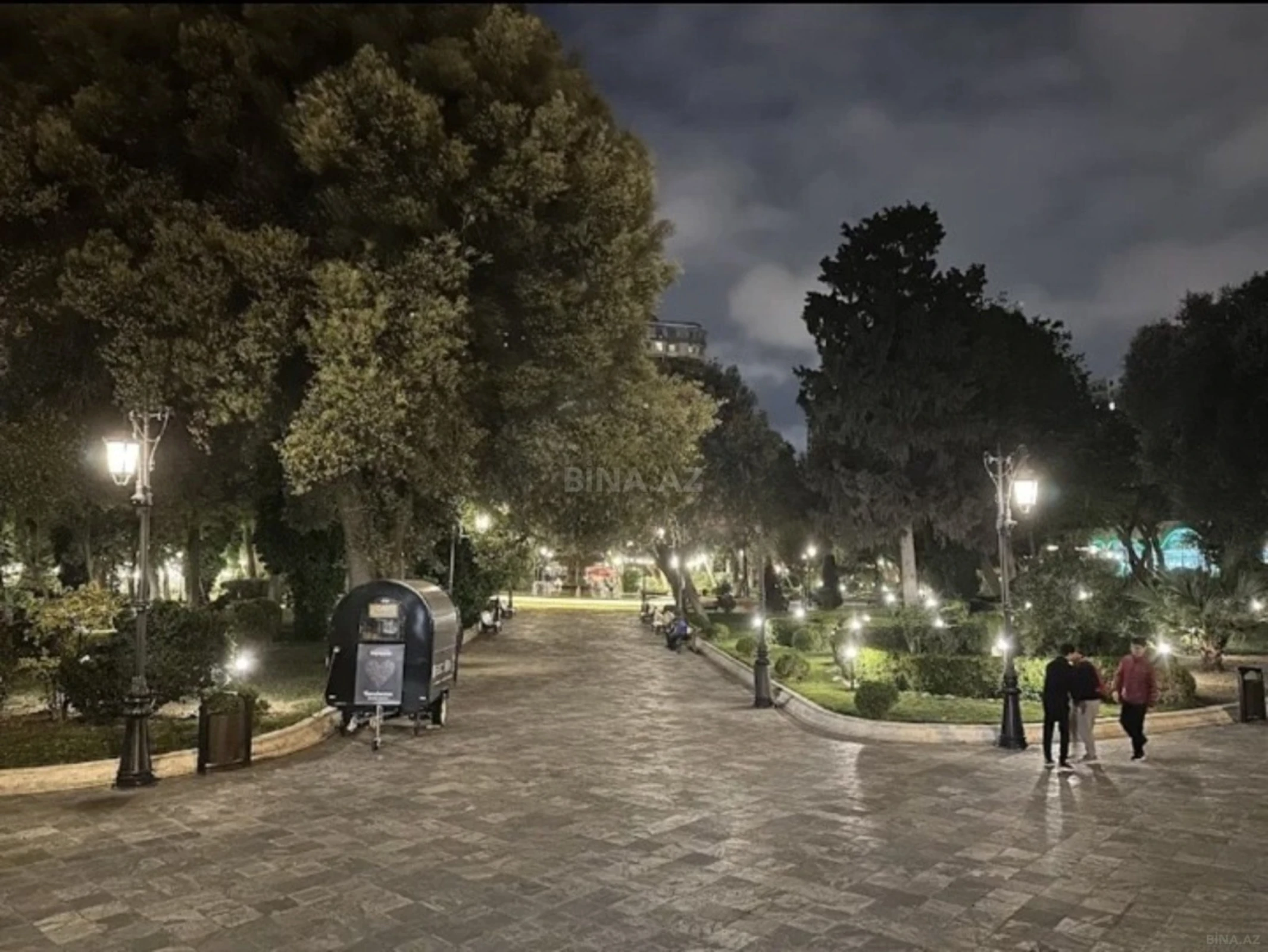 Satılır 4 otaqlı mənzil 182 m²