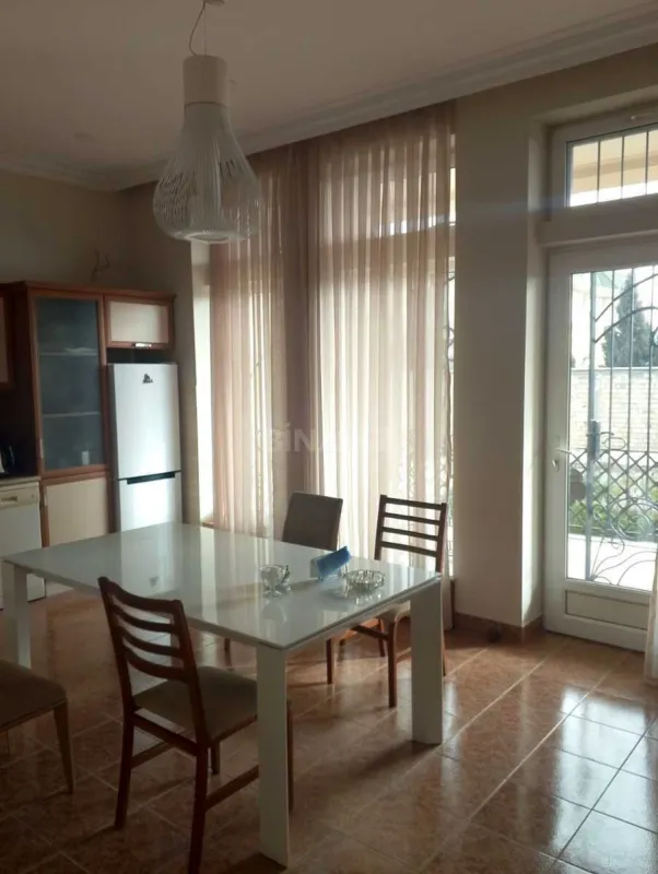 Kirayə verilir 6 otaqlı həyət evi 560 m²