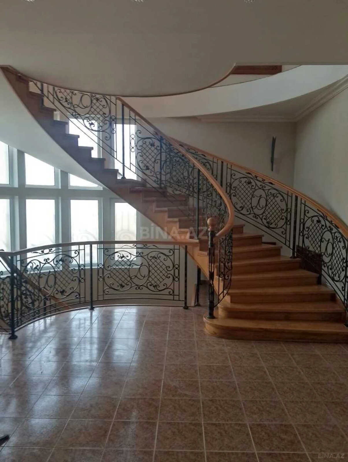 Kirayə verilir 6 otaqlı həyət evi 560 m²