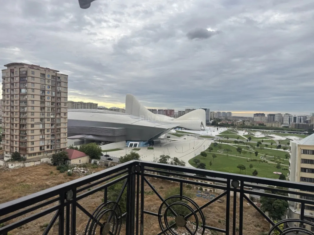 Satılır 4 otaqlı mənzil 120 m²