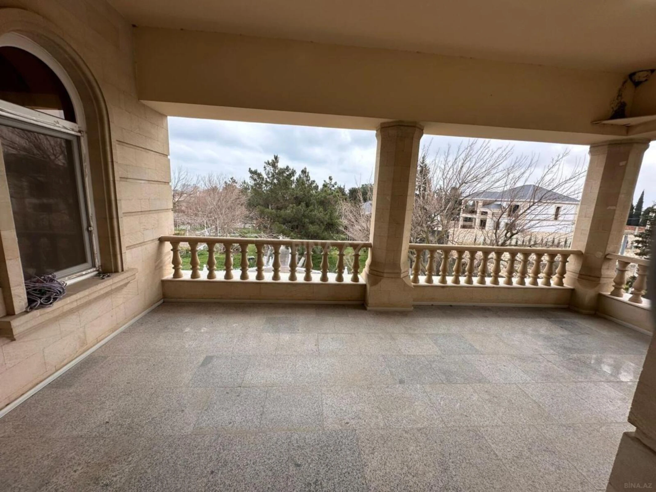 Satılır 10 otaqlı həyət evi 500 m²