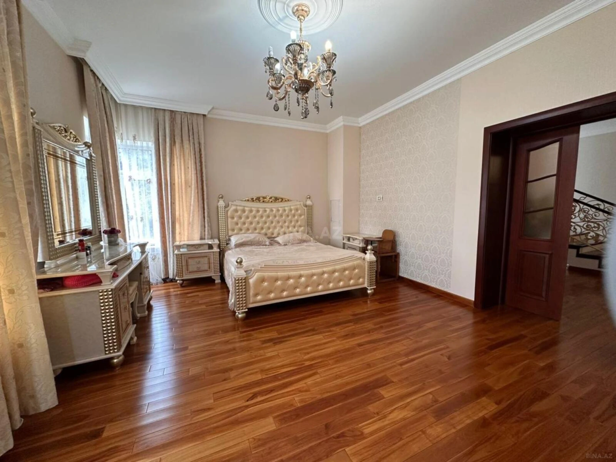 Satılır 10 otaqlı həyət evi 500 m²