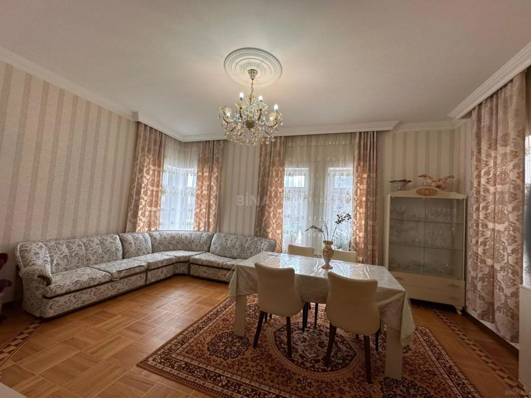 Satılır 10 otaqlı həyət evi 500 m²