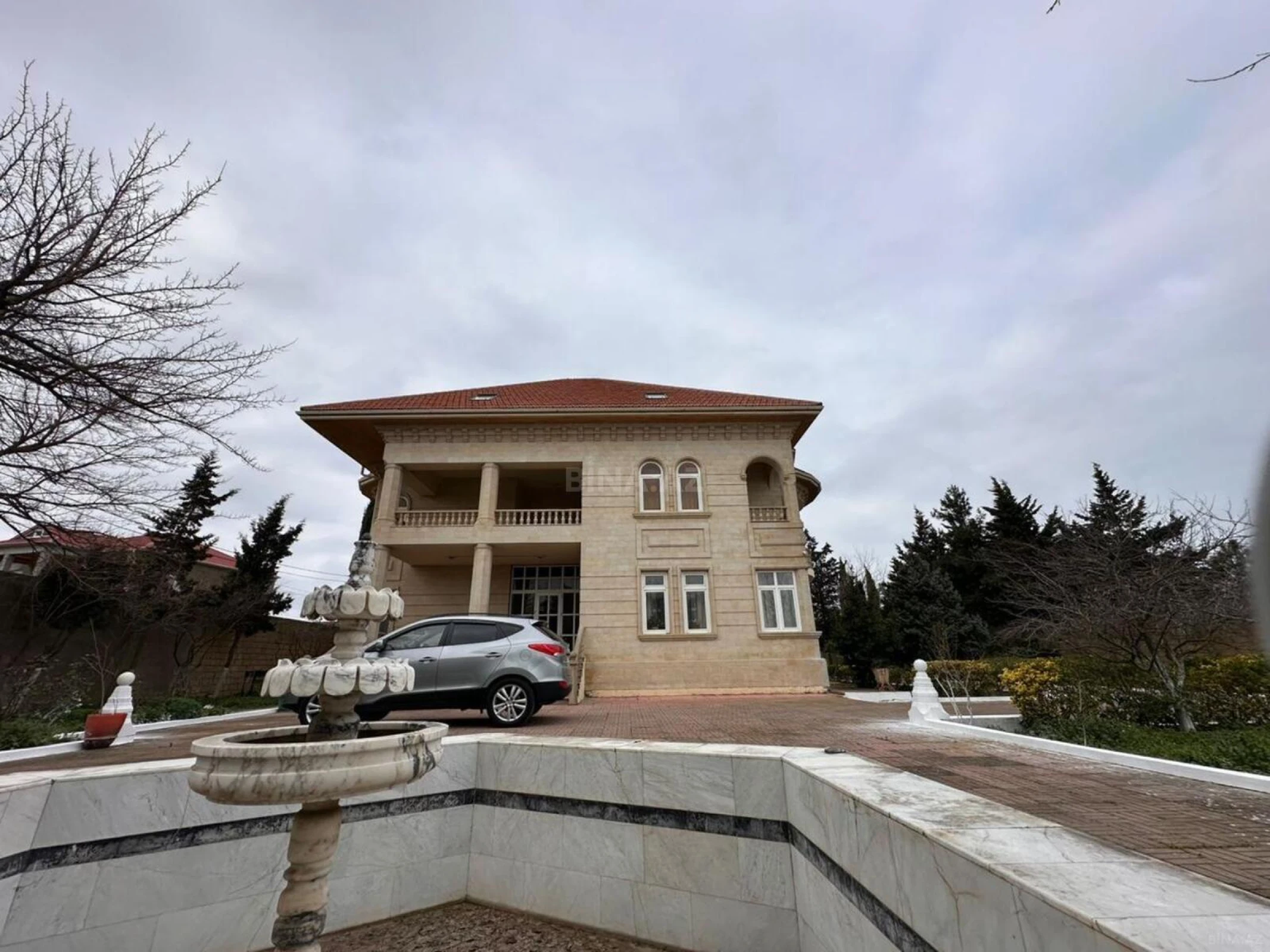 Satılır 10 otaqlı həyət evi 500 m²