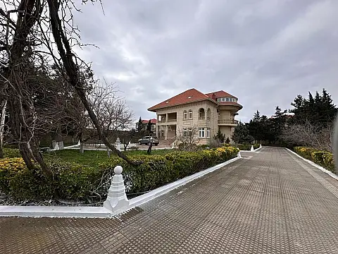 Satılır 10 otaqlı həyət evi 500 m²