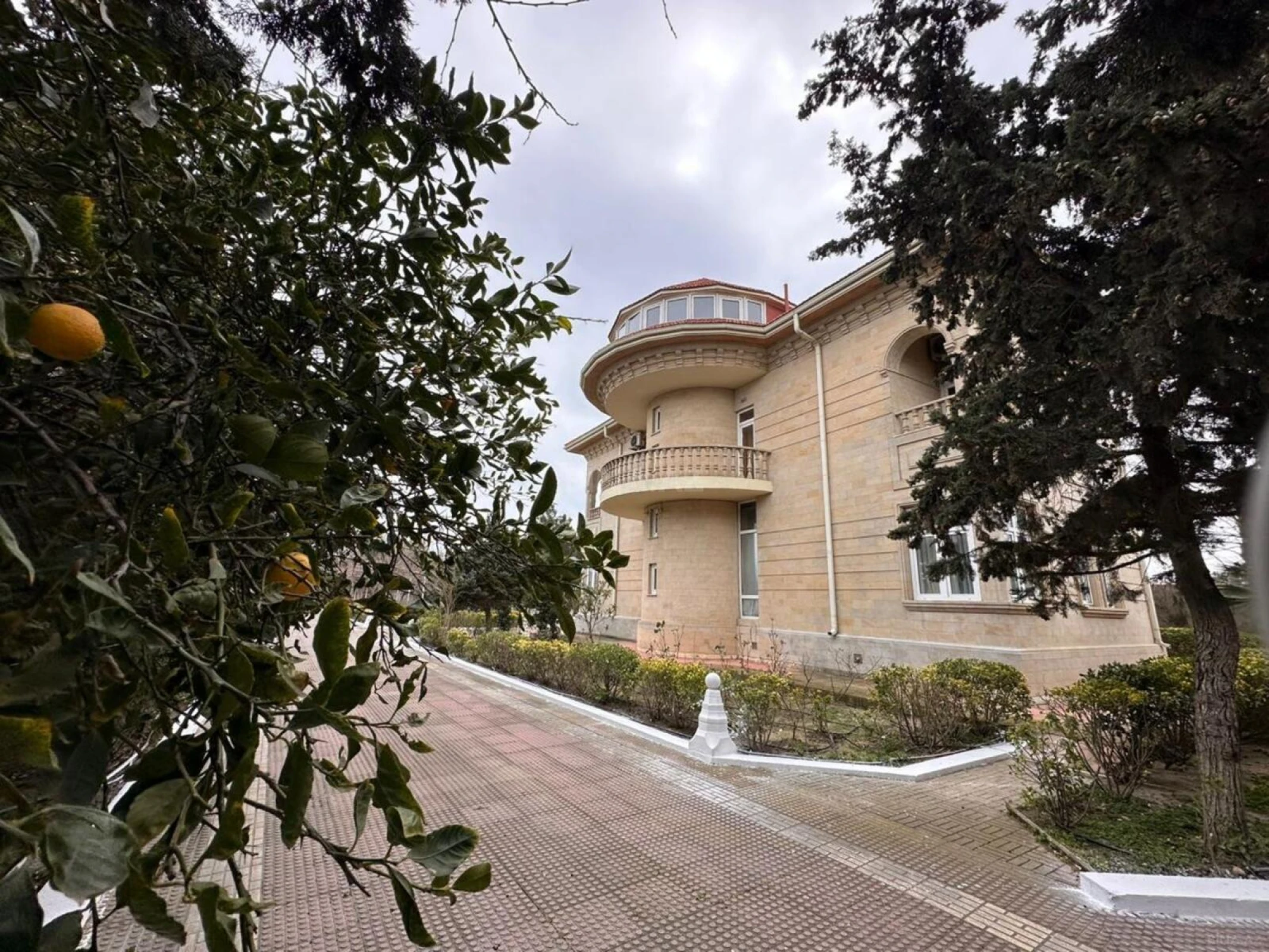 Satılır 10 otaqlı həyət evi 500 m²